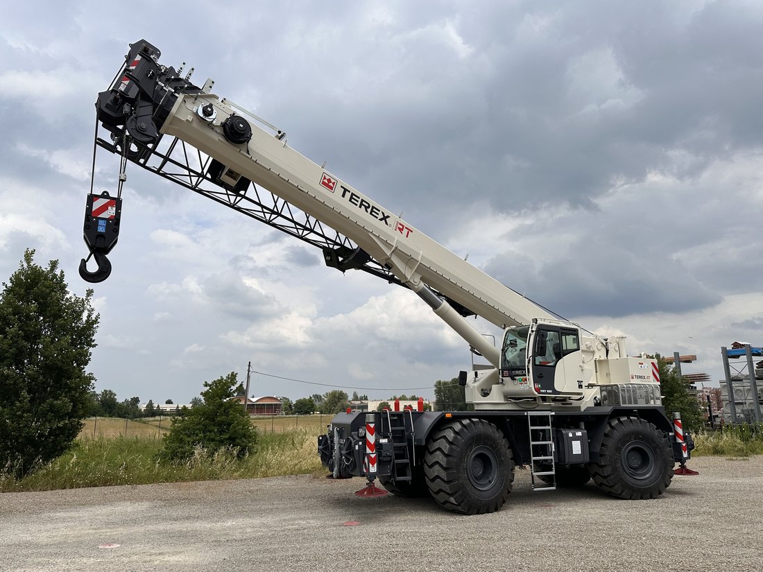 Grúa rough terrain TEREX TRT 100